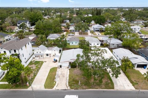 House in Saint Petersburg, Florida 3 bedrooms, 118.91 sq.m. № 1791152 - photo 6