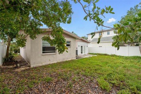 House in Saint Petersburg, Florida 3 bedrooms, 118.91 sq.m. № 1791152 - photo 4