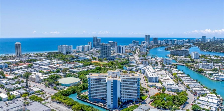 Condominio en Miami Beach, Florida, 2 dormitorios  № 1938419