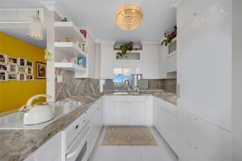 Condominio en venta en Miami Beach, Florida, 2 dormitorios, 104.89 m2 № 1938419 - foto 9
