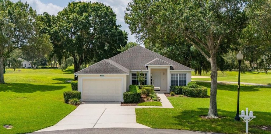 House in Clermont, Florida 2 bedrooms, 127.93 sq.m. № 2222658
