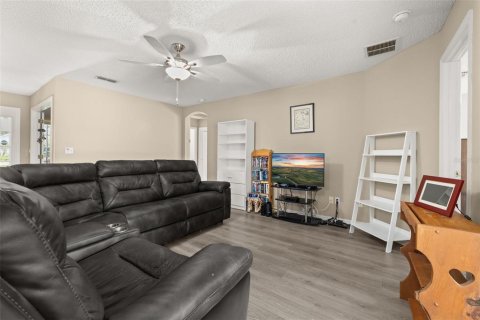 House in Clermont, Florida 2 bedrooms, 127.93 sq.m. № 2222658 - photo 13