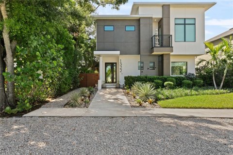 House in Tampa, Florida 4 bedrooms, 207.36 sq.m. № 2366845
