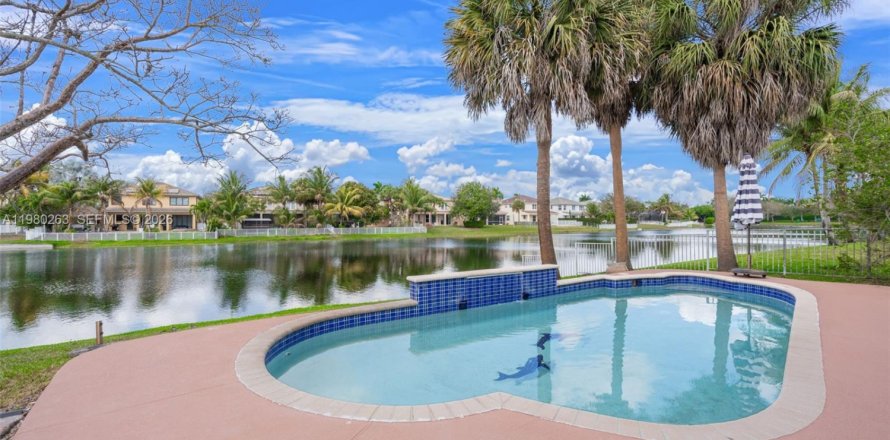 House in Miramar, Florida 6 bedrooms, 317.35 sq.m. № 2043857