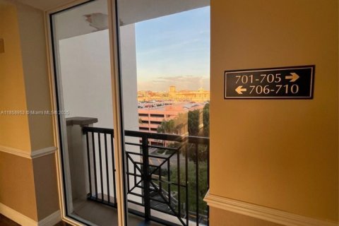 Condominio en alquiler en Miami, Florida, 2 dormitorios, 106.37 m2 № 1961123 - foto 7