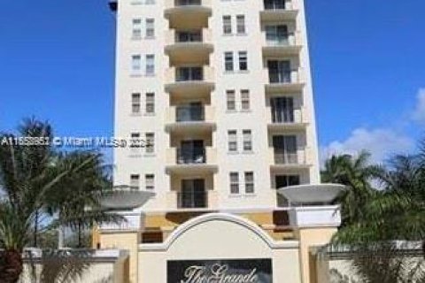 Condominio en alquiler en Miami, Florida, 2 dormitorios, 106.37 m2 № 1961123 - foto 1