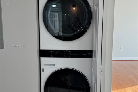 Condominio en alquiler en Miami, Florida, 2 dormitorios, 106.37 m2 № 1961123 - foto 11