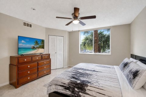 Condo in Hypoluxo, Florida, 2 bedrooms № 2250632 - photo 11