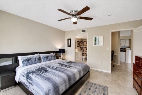 Condo in Hypoluxo, Florida, 2 bedrooms № 2250632 - photo 12
