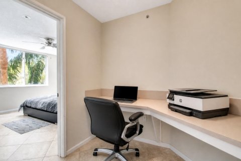 Condo in Hypoluxo, Florida, 2 bedrooms № 2250632 - photo 9