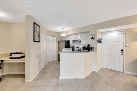 Condo in Hypoluxo, Florida, 2 bedrooms № 2250632 - photo 8