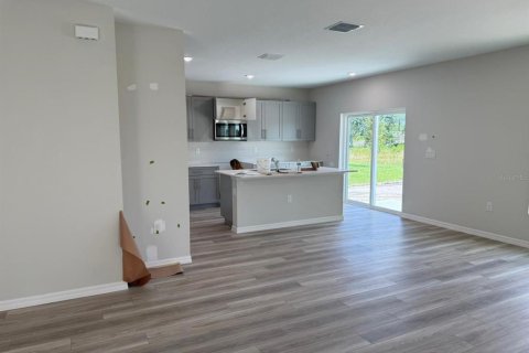 House in Zephyrhills, Florida 5 bedrooms, 229.47 sq.m. № 1915864 - photo 4