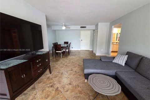 Снять в аренду кондоминиум в Санни-Айлс-Бич, Флорида 2 спальни, 120.22м2, № 1943865 - фото 2