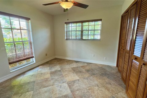 Villa ou maison à louer à Miami, Floride: 4 chambres, 215.9 m2 № 2171870 - photo 15