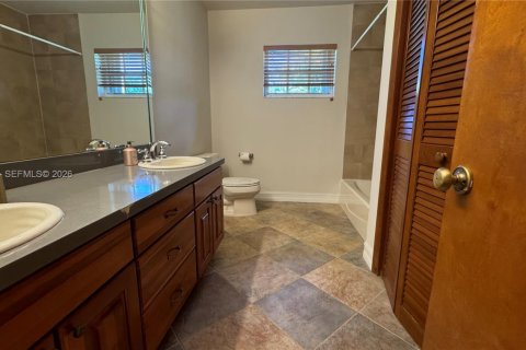Villa ou maison à louer à Miami, Floride: 4 chambres, 215.9 m2 № 2171870 - photo 17