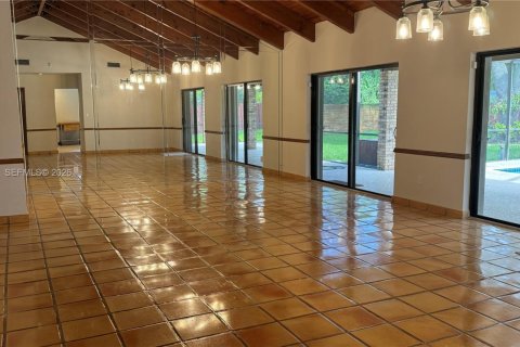 Villa ou maison à louer à Miami, Floride: 4 chambres, 215.9 m2 № 2171870 - photo 4