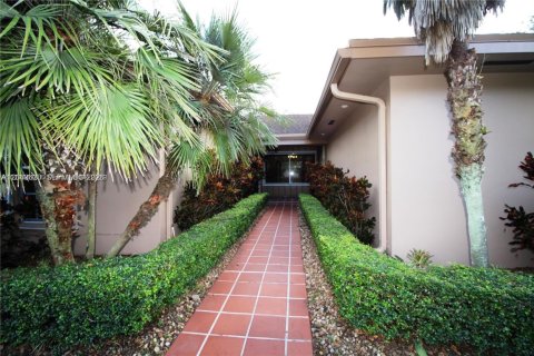 Villa ou maison à louer à Miami, Floride: 4 chambres, 215.9 m2 № 2171870 - photo 2