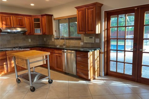 Villa ou maison à louer à Miami, Floride: 4 chambres, 215.9 m2 № 2171870 - photo 7