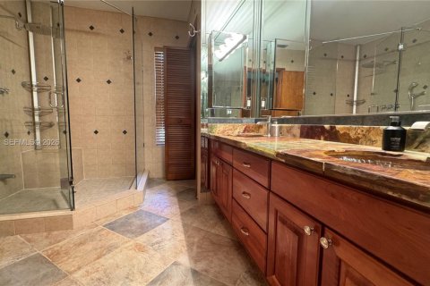 Villa ou maison à louer à Miami, Floride: 4 chambres, 215.9 m2 № 2171870 - photo 13