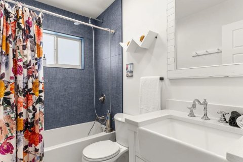 House in Lighthouse Point, Florida 4 bedrooms, 185.06 sq.m. № 2050047 - photo 6