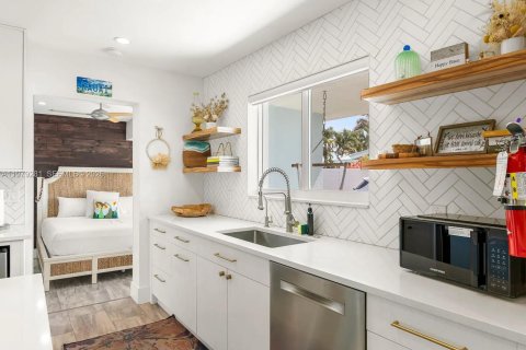 House in Lighthouse Point, Florida 4 bedrooms, 185.06 sq.m. № 2050047 - photo 11