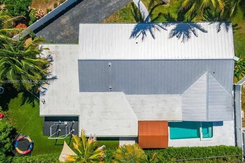 House in Lighthouse Point, Florida 4 bedrooms, 185.06 sq.m. № 2050047 - photo 4