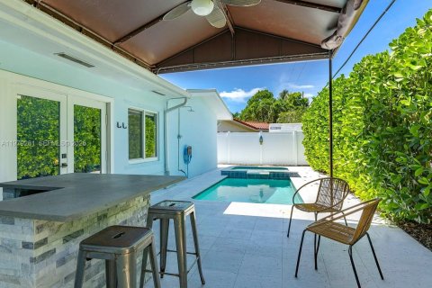 House in Lighthouse Point, Florida 4 bedrooms, 185.06 sq.m. № 2050047 - photo 17