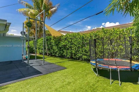 House in Lighthouse Point, Florida 4 bedrooms, 185.06 sq.m. № 2050047 - photo 18