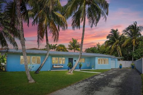 House in Lighthouse Point, Florida 4 bedrooms, 185.06 sq.m. № 2050047