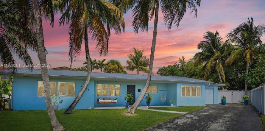 House in Lighthouse Point, Florida 4 bedrooms, 185.06 sq.m. № 2050047