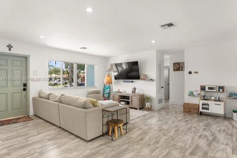 House in Lighthouse Point, Florida 4 bedrooms, 185.06 sq.m. № 2050047 - photo 13