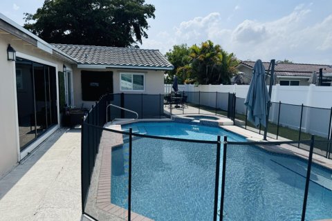 House in Coral Springs, Florida 5 bedrooms, 245.54 sq.m. № 1180202 - photo 1