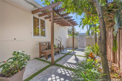 House in Miami, Florida 3 bedrooms, 188.59 sq.m. № 1968484 - photo 17