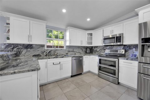 House in Miami, Florida 3 bedrooms, 188.59 sq.m. № 1968484 - photo 8