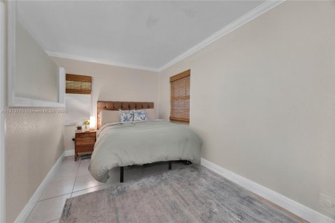 House in Miami, Florida 3 bedrooms, 188.59 sq.m. № 1968484 - photo 20