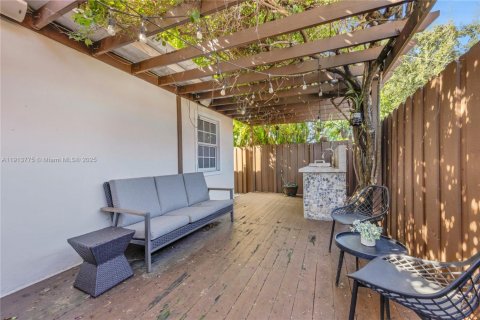 House in Miami, Florida 3 bedrooms, 188.59 sq.m. № 1968484 - photo 26