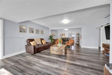 House in Miami, Florida 3 bedrooms, 188.59 sq.m. № 1968484 - photo 4