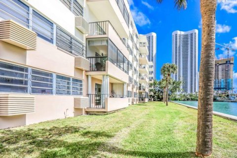 Condo in Sunny Isles Beach, Florida, 1 bedroom  № 1977664 - photo 4