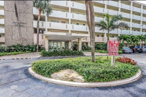 Condo in Sunny Isles Beach, Florida, 1 bedroom  № 1977664 - photo 3