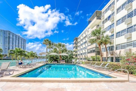 Condo in Sunny Isles Beach, Florida, 1 bedroom  № 1977664 - photo 5