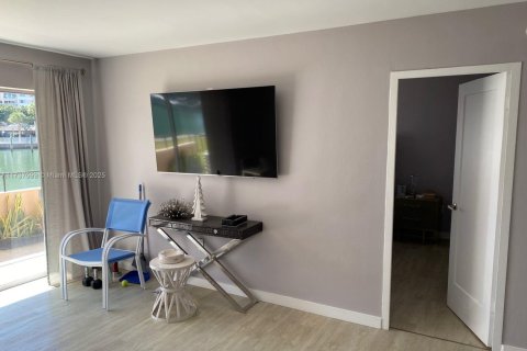 Condo in Sunny Isles Beach, Florida, 1 bedroom  № 1977664 - photo 8