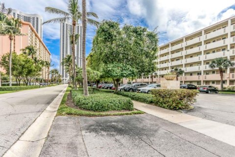 Condo in Sunny Isles Beach, Florida, 1 bedroom  № 1977664 - photo 2