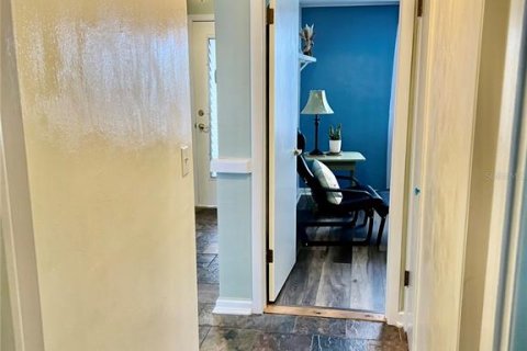 Condo in New Port Richey, Florida, 2 bedrooms  № 1528307 - photo 13