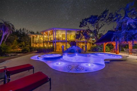 House in Longboat Key, Florida 6 bedrooms, 595.32 sq.m. № 761688 - photo 1
