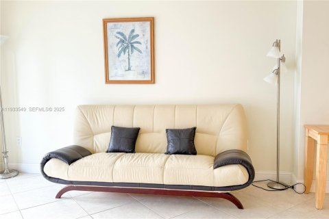 Copropriété à louer à Hallandale Beach, Floride: 1 chambre, 80.82 m2 № 2042201 - photo 9