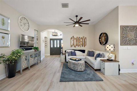 House in The Villages, Florida 3 bedrooms, 232.63 sq.m. № 1915585 - photo 9