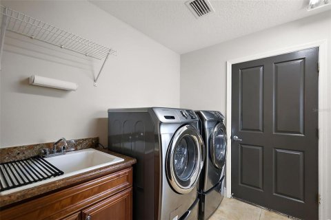 House in The Villages, Florida 3 bedrooms, 232.63 sq.m. № 1915585 - photo 30