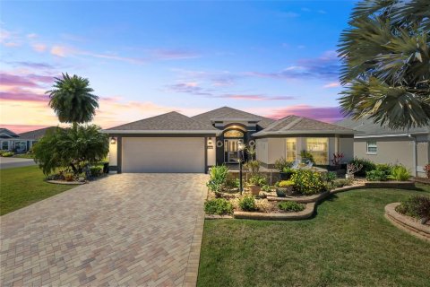 House in The Villages, Florida 3 bedrooms, 232.63 sq.m. № 1915585 - photo 1