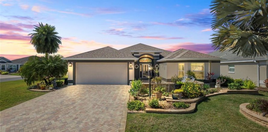 House in The Villages, Florida 3 bedrooms, 232.63 sq.m. № 1915585