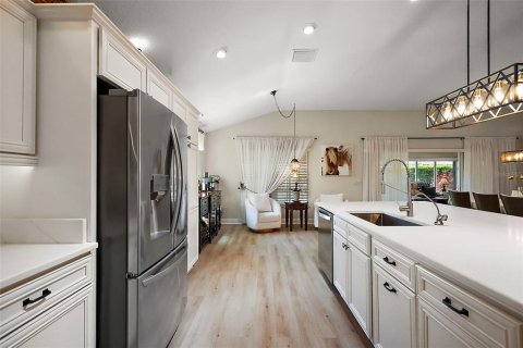 House in The Villages, Florida 3 bedrooms, 232.63 sq.m. № 1915585 - photo 6